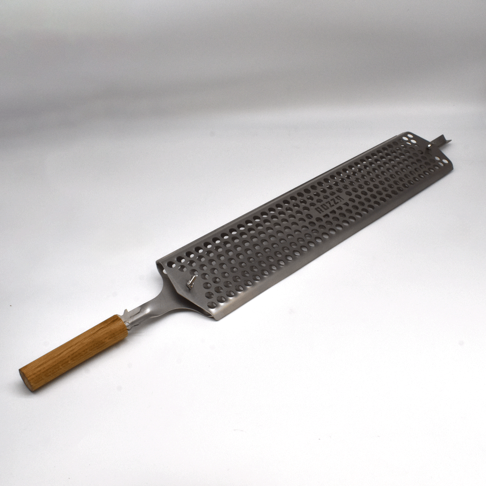 Metal grill for cooking meats