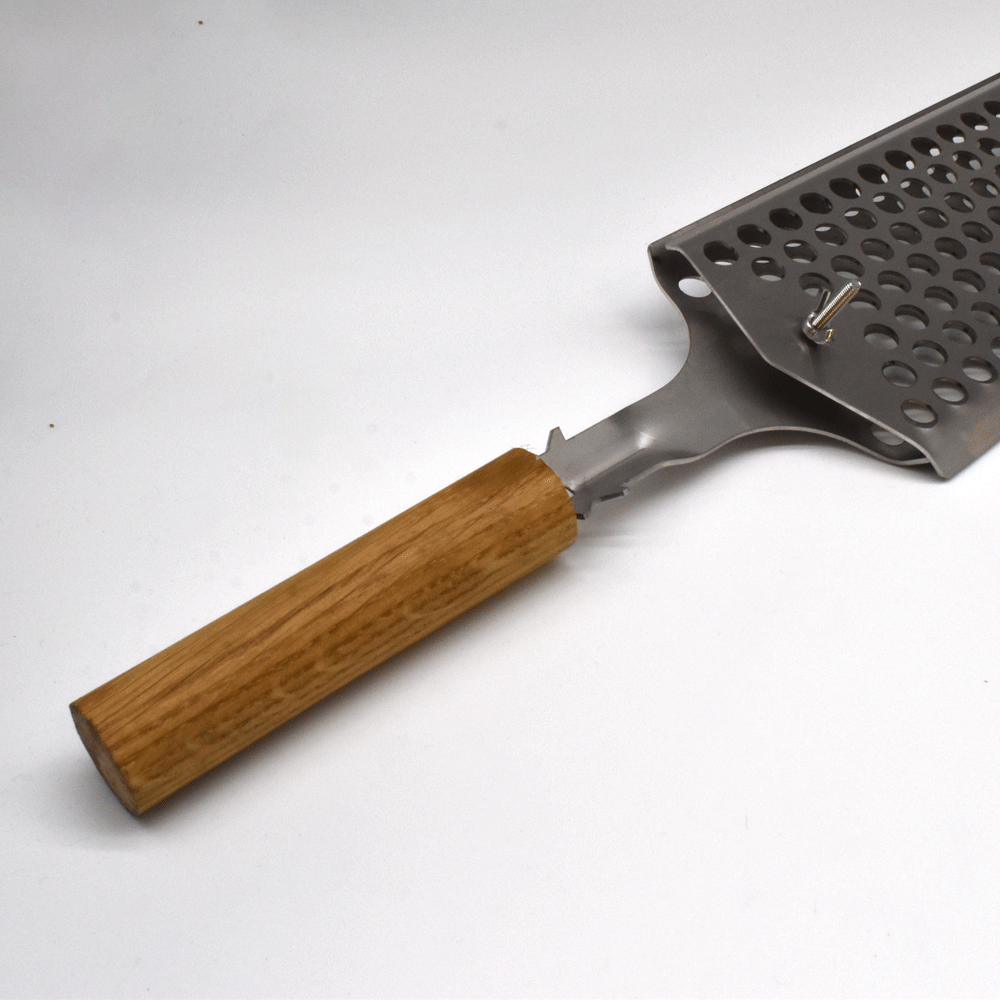 Metal grill for cooking meats